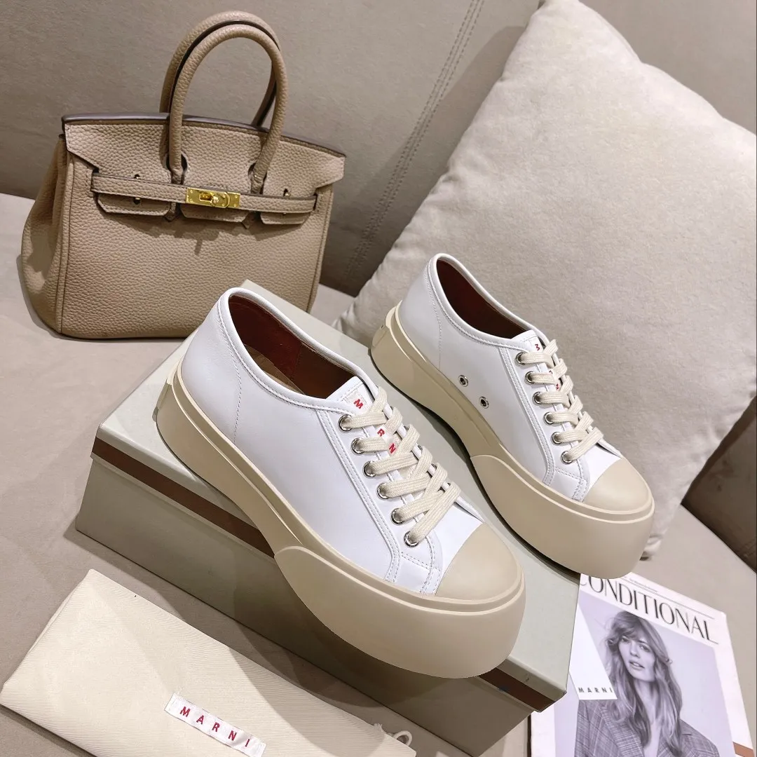 👟👟Ex-factory price 480👟👟Higher version of Marni Mani, popular online celebrity, Taobao, popular single model in physical stores! The lines of this shoe are very smooth. The round toe is a bit exaggerated, but you will know when you try it on. This thick and round shoe actually makes your legs very slim and long. The original version is reproduced in a one-to-one ratio, and the material is also one-to-one. It feels good on your feet! Fabric: Imported wool twill (grained calfskin) Lining: Imported sheepskin lining Size: 35 to 40 Outsole: T 👟👟 Factory price U Color: White cloth, black cloth, black leather, white leather, gray leather
